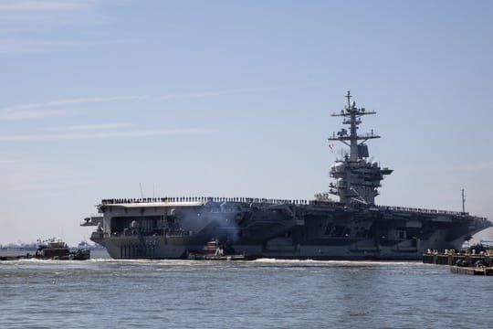 Der Flugzeugträger USS Abraham Lincoln in der Naval Station Norfolk.