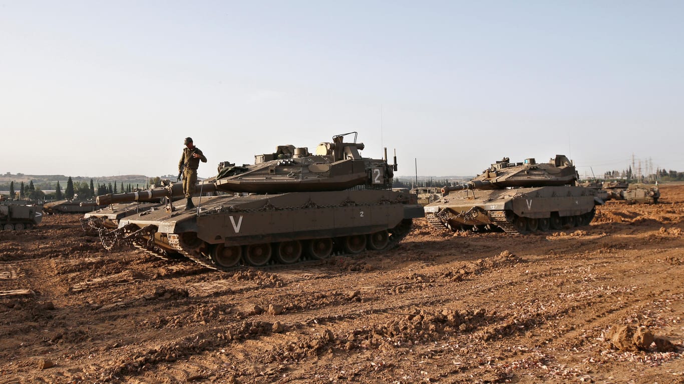 Israelischer Soldat an der Grenze zu Gaza. Waffenstillstand soll wohl schon ab Montagmorgen gelten