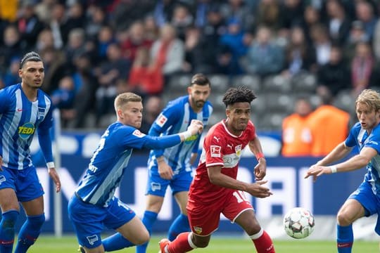 Glück gehabt: Ein Handspiel von Herthas Karim Rekik in der Partie beim VfB Stuttgart wurde übersehen.