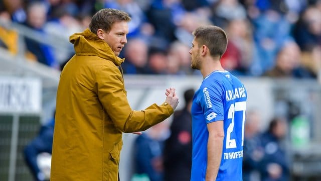 Hoffenheims Trainer Julian Nagelsmann (l) spricht während eines Spiels mit Andrej Kramaric. Hoffenheims Trainer Julian Nagelsmann (l) spricht während eines Spiels mit Andrej Kramaric.