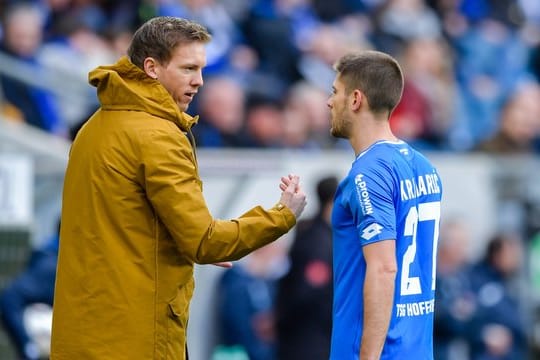 Hoffenheims Trainer Julian Nagelsmann (l) spricht während eines Spiels mit Andrej Kramaric.