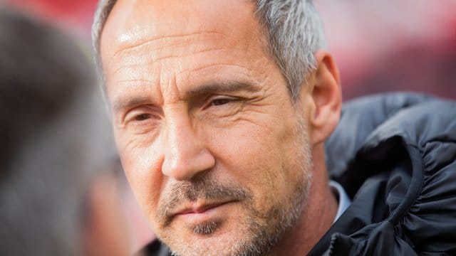 Das 1:6 in Leverkusen war ein "rabenschwarzer Tag" für Frankfurts Trainer Adi Hütter. Das 1:6 in Leverkusen war ein "rabenschwarzer Tag" für Frankfurts Trainer Adi Hütter.