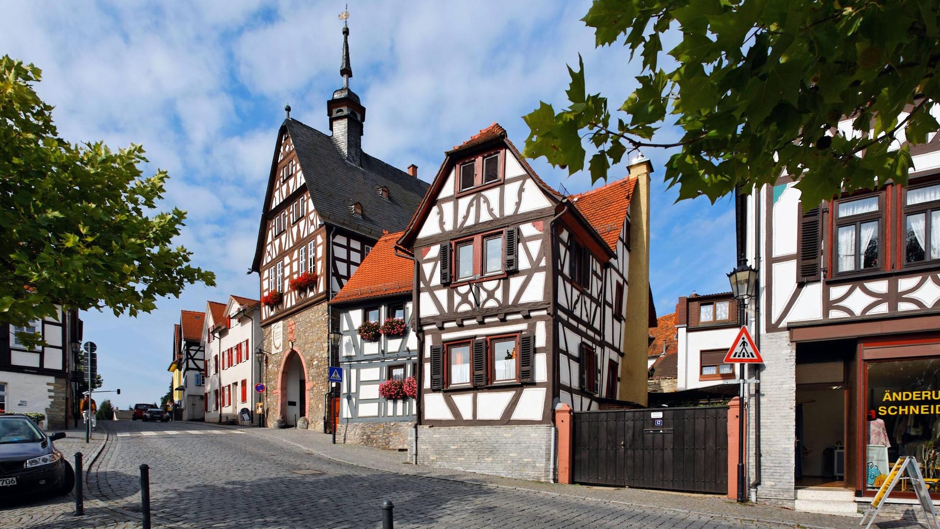 Marktplatz Oberursel (Archivbild): In der hessischen Stadt haben Unbekannte ein Café überfallen