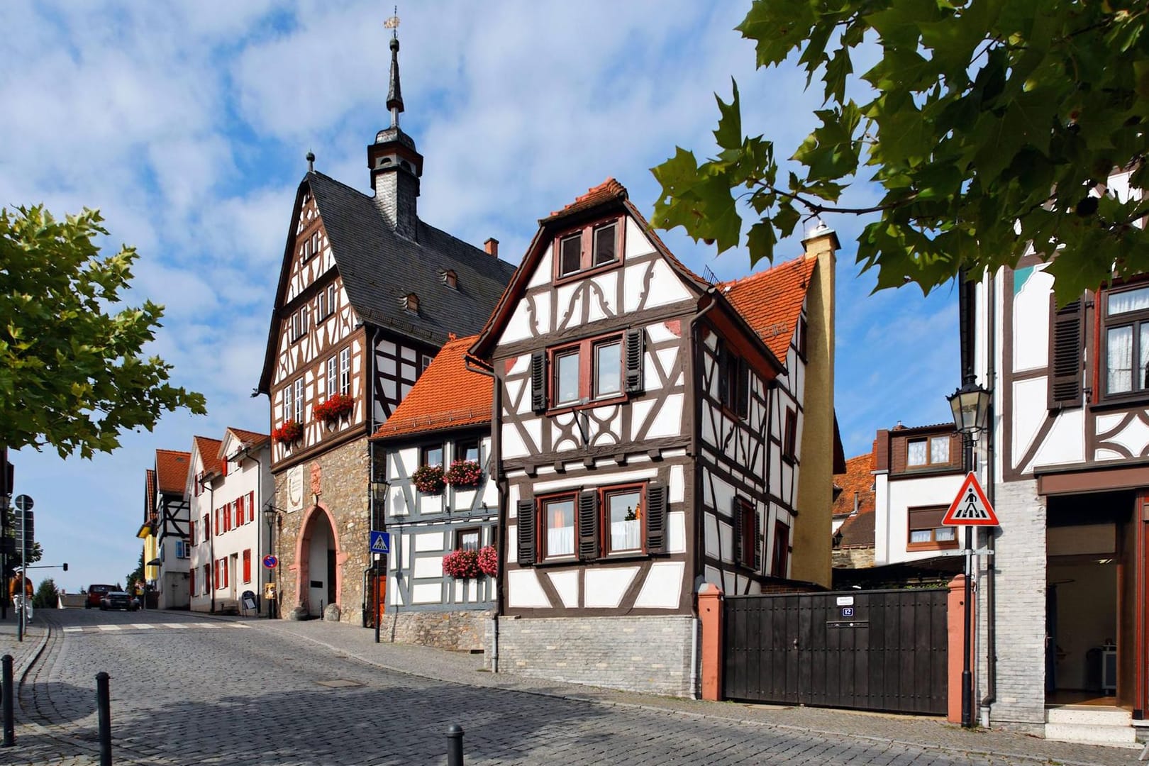 Marktplatz Oberursel (Archivbild): In der hessischen Stadt haben Unbekannte ein Café überfallen