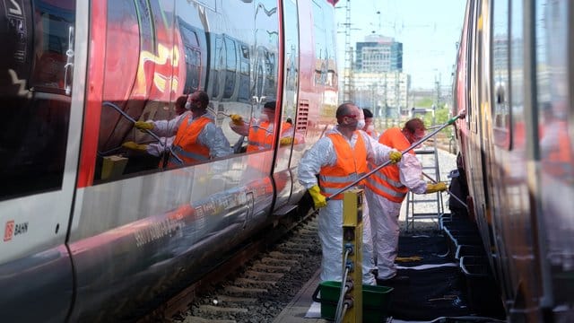 Graffiti-Entferner arbeiten am Leipziger Hauptbahnhof an besprühten S-Bahnwagen. Graffiti-Entferner arbeiten am Leipziger Hauptbahnhof an besprühten S-Bahnwagen.
