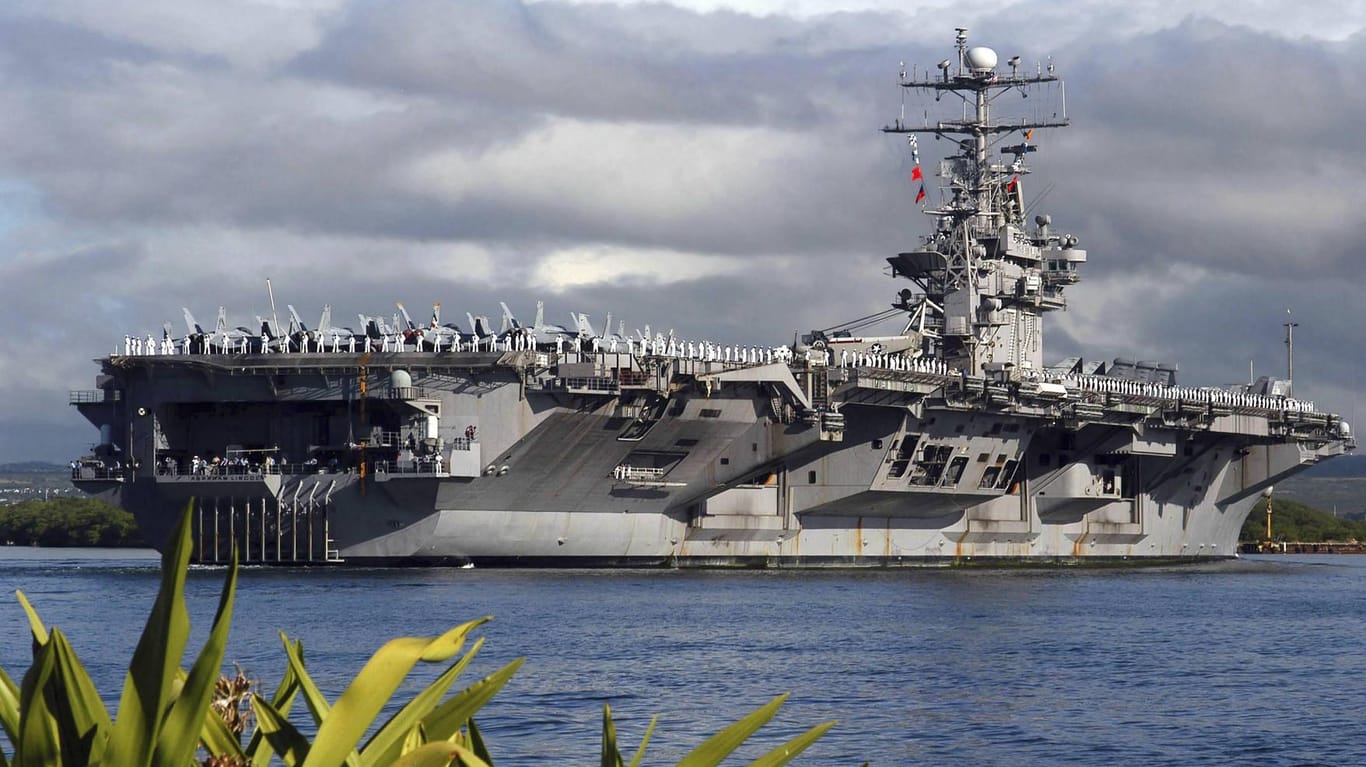Der Flugzeugträger USS Abraham Lincoln in der Naval Station Norfolk. Die USA verlegen als militärische Warnung an den Iran den Flugzeugträger USS Abraham Lincoln und eine Bomberstaffel in den Mittleren Osten.