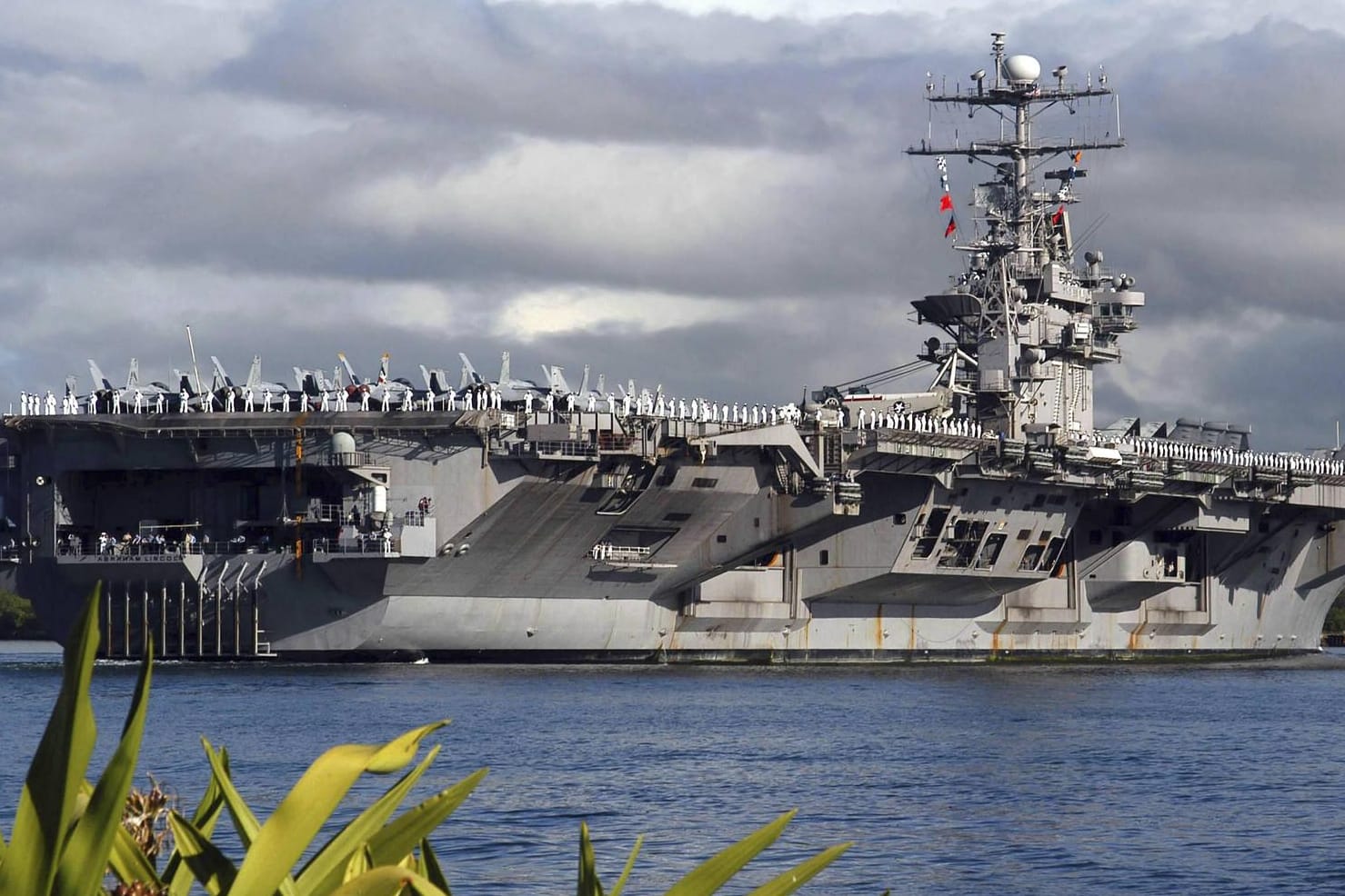 Der Flugzeugträger USS Abraham Lincoln in der Naval Station Norfolk. Die USA verlegen als militärische Warnung an den Iran den Flugzeugträger USS Abraham Lincoln und eine Bomberstaffel in den Mittleren Osten.