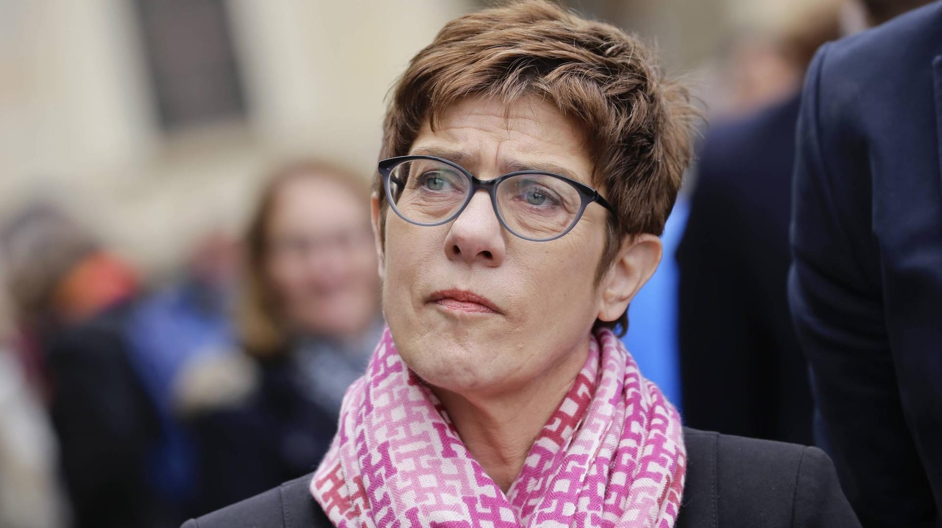 CDU-Chefin Kramp-Karrenbauer bekommt nach ihren kritischen Äußerungen über eine CO2-Steuer Gegenwind aus der eigenen Partei.