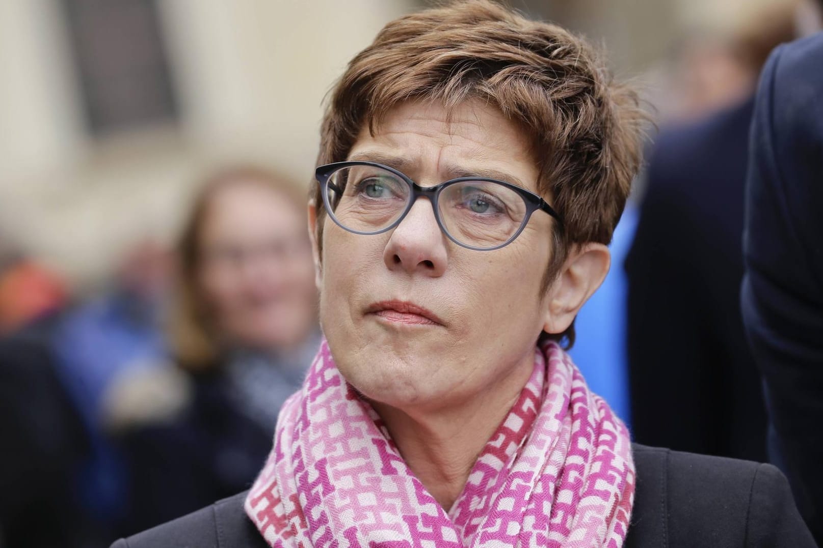 CDU-Chefin Kramp-Karrenbauer bekommt nach ihren kritischen Äußerungen über eine CO2-Steuer Gegenwind aus der eigenen Partei.