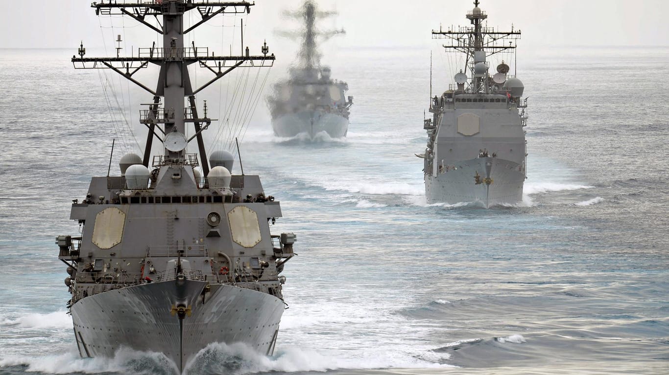US-Kriegsschiffe bei einem Manöver im Pazifik: Darunter auch der Zerstörer "USS Chung Hoon" (Mitte).