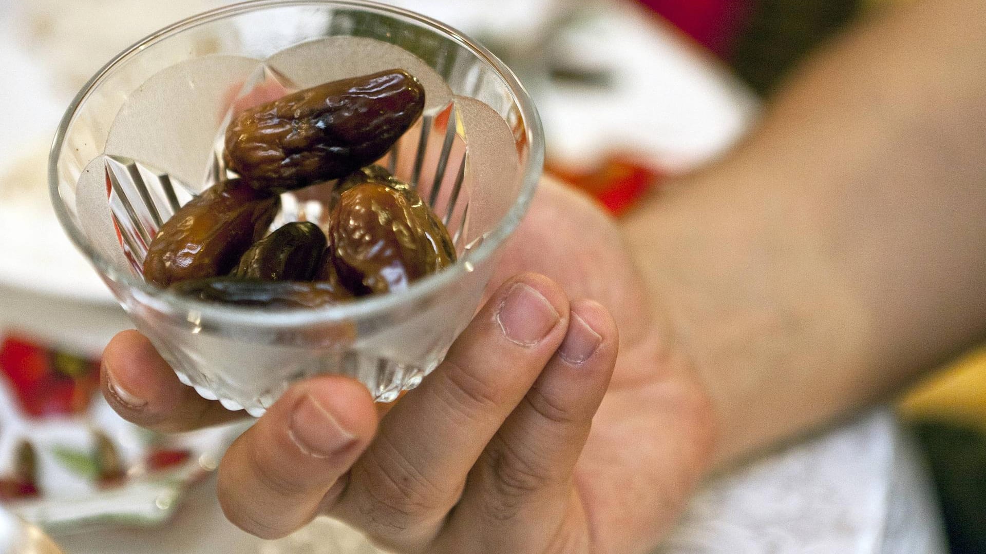 Mit Datteln brechen Muslime an den Abenden des Ramadans das Fasten. Wenn es keine Datteln gibt, ist das Fastenbrechen auch mit Wasser möglich.