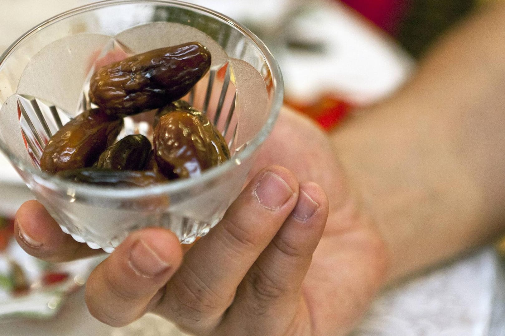 Mit Datteln brechen Muslime an den Abenden des Ramadans das Fasten. Wenn es keine Datteln gibt, ist das Fastenbrechen auch mit Wasser möglich.