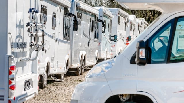 Gebrauchte Wohnmobile: Vor dem Kauf ist eine Probefahrt Pflicht. Sie kann Mängel wie Probleme mit Lenkung oder Getriebe entlarven.