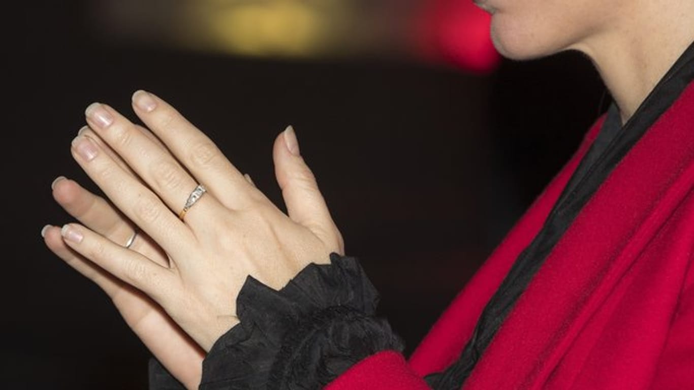 Jacinda Ardern: Sie trägt ihren Verlobungsring am Mittelfinger.