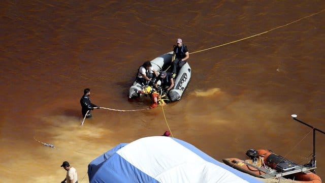 Taucher bargen aus dem "Roten See" eine Kinderleiche, die in einem Koffer versenkt worden war. Taucher bargen aus dem "Roten See" eine Kinderleiche, die in einem Koffer versenkt worden war.
