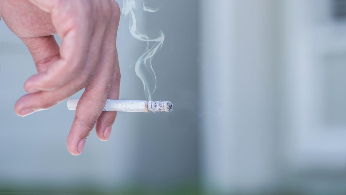 Zigarette: Um Nichtraucher zu schützen, ist das Rauchen in vielen Betrieben nur in bestimmten Bereichen erlaubt.