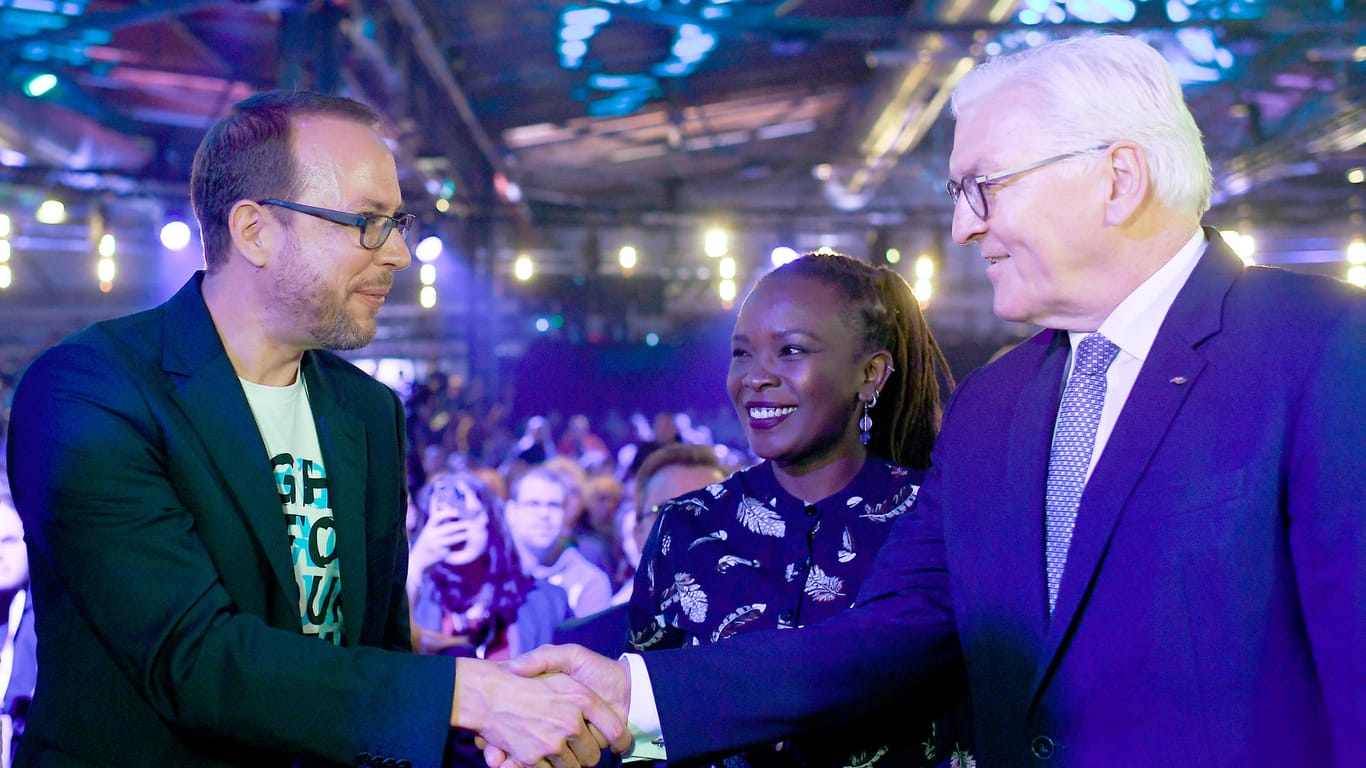 Markus Beckedahl (links), Mitgründer der re:publica, und die Forscherin Nanjira Sambuli begrüßen Bundespräsident Frank-Walter Steinmeier auf der Internetkonferenz in Berlin.