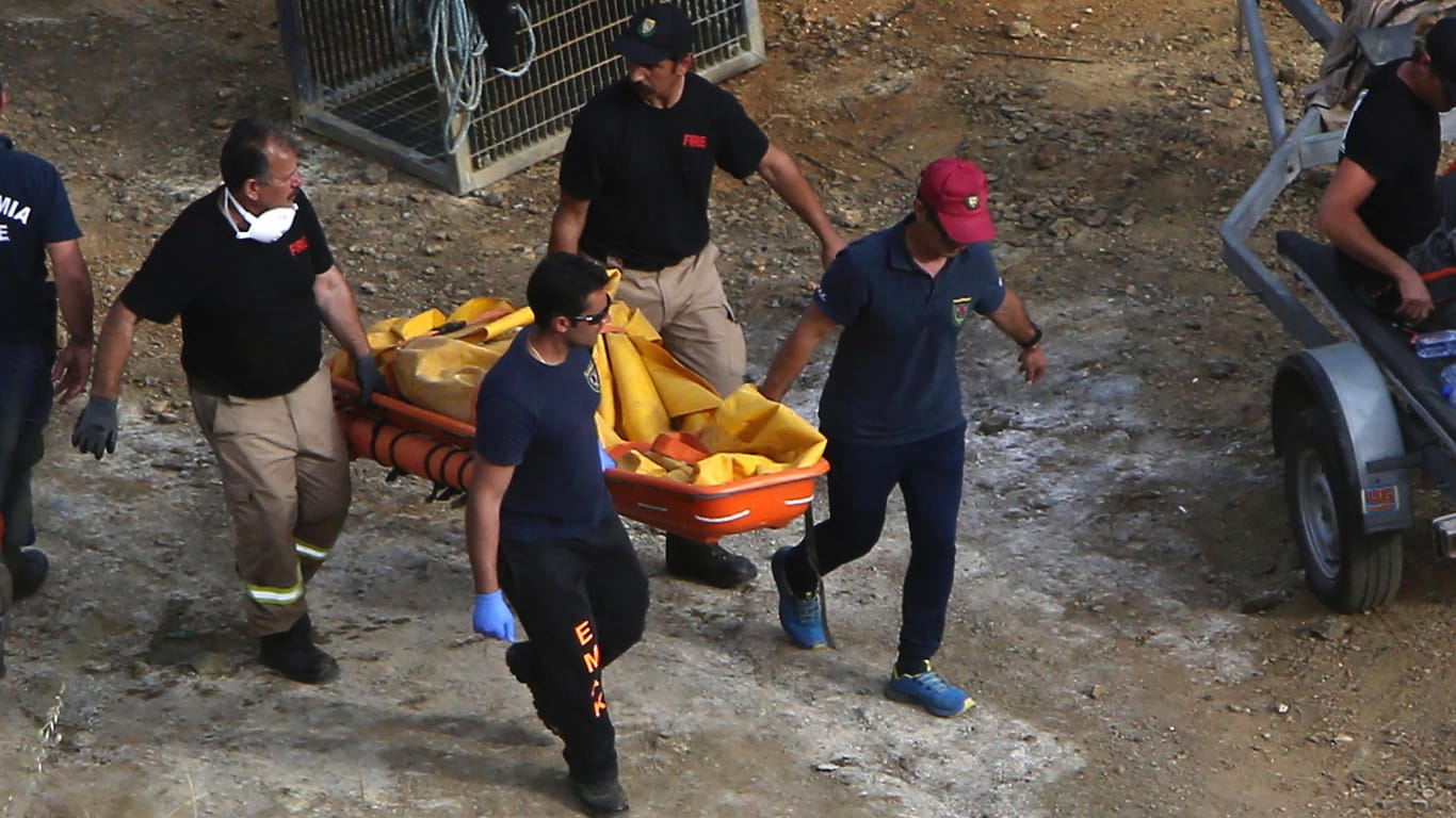 Mordserie auf Zypern: Polizisten transportieren einen Koffer auf einer Trage. Bei der Suche nach den Opfern eines Serienmörders auf der Mittelmeerinsel Zypern hat die Polizei am Sonntag eine weitere Leiche entdeckt.