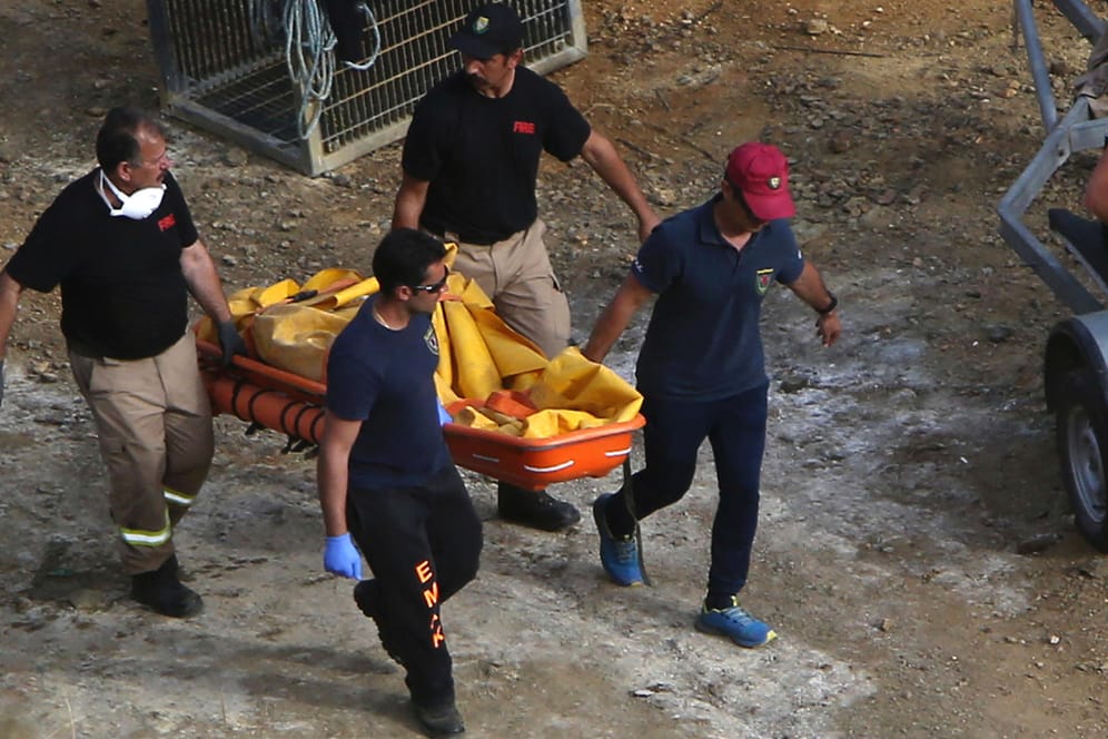 Mordserie auf Zypern: Polizisten transportieren einen Koffer auf einer Trage. Bei der Suche nach den Opfern eines Serienmörders auf der Mittelmeerinsel Zypern hat die Polizei am Sonntag eine weitere Leiche entdeckt.