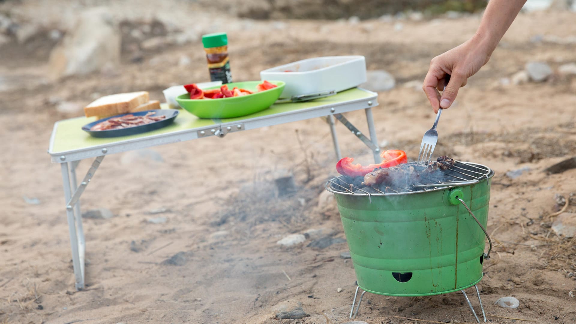 Kleiner Grill: Wer etwas mehr Platz hat, kann einen Eimergrill verwenden.