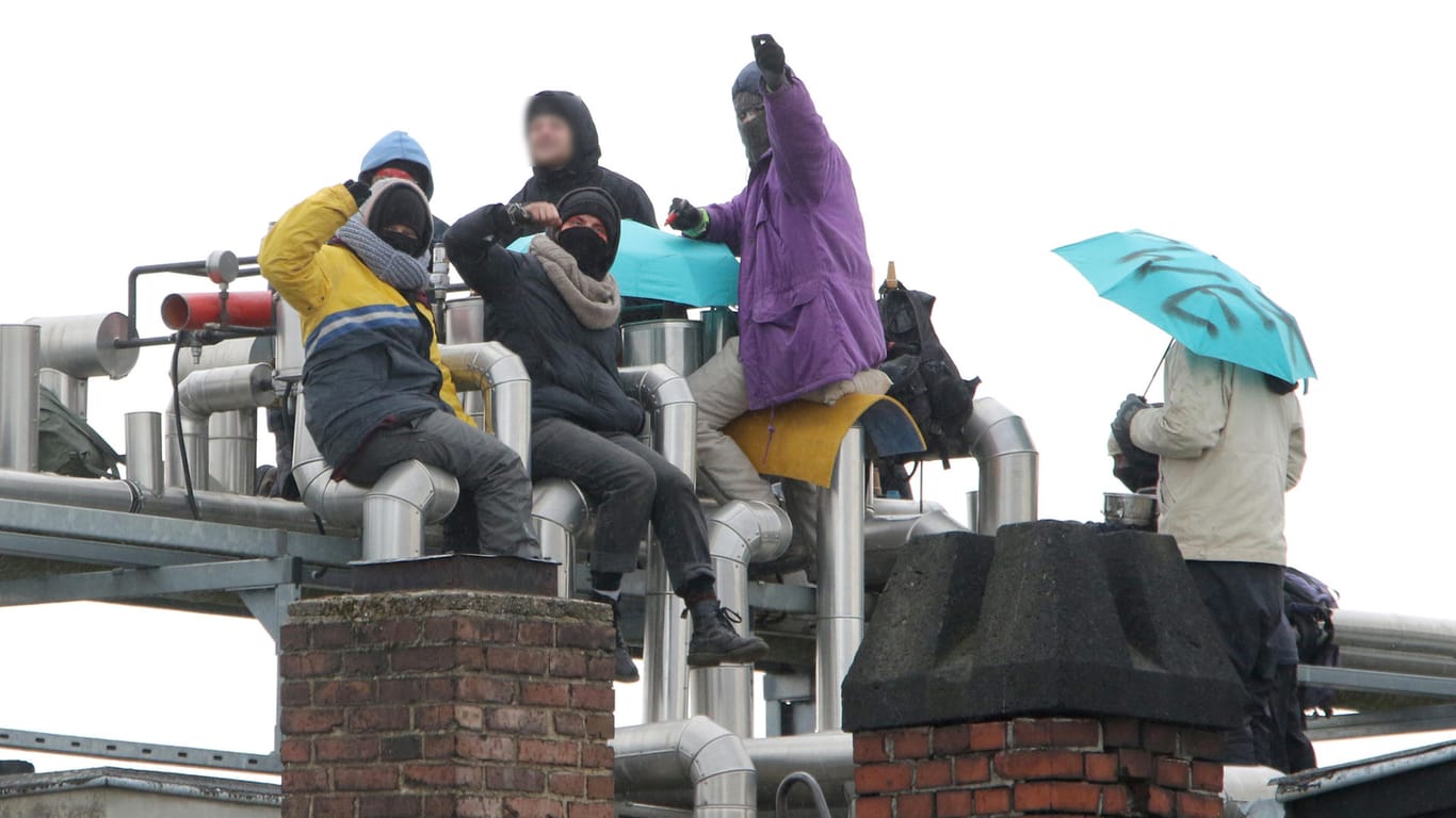 Vermummte Personen sitzen auf dem Dach des Schlachthofes: Einige Aktivisten müssen sich nun wegen Landfriedensbruchs verantworten.