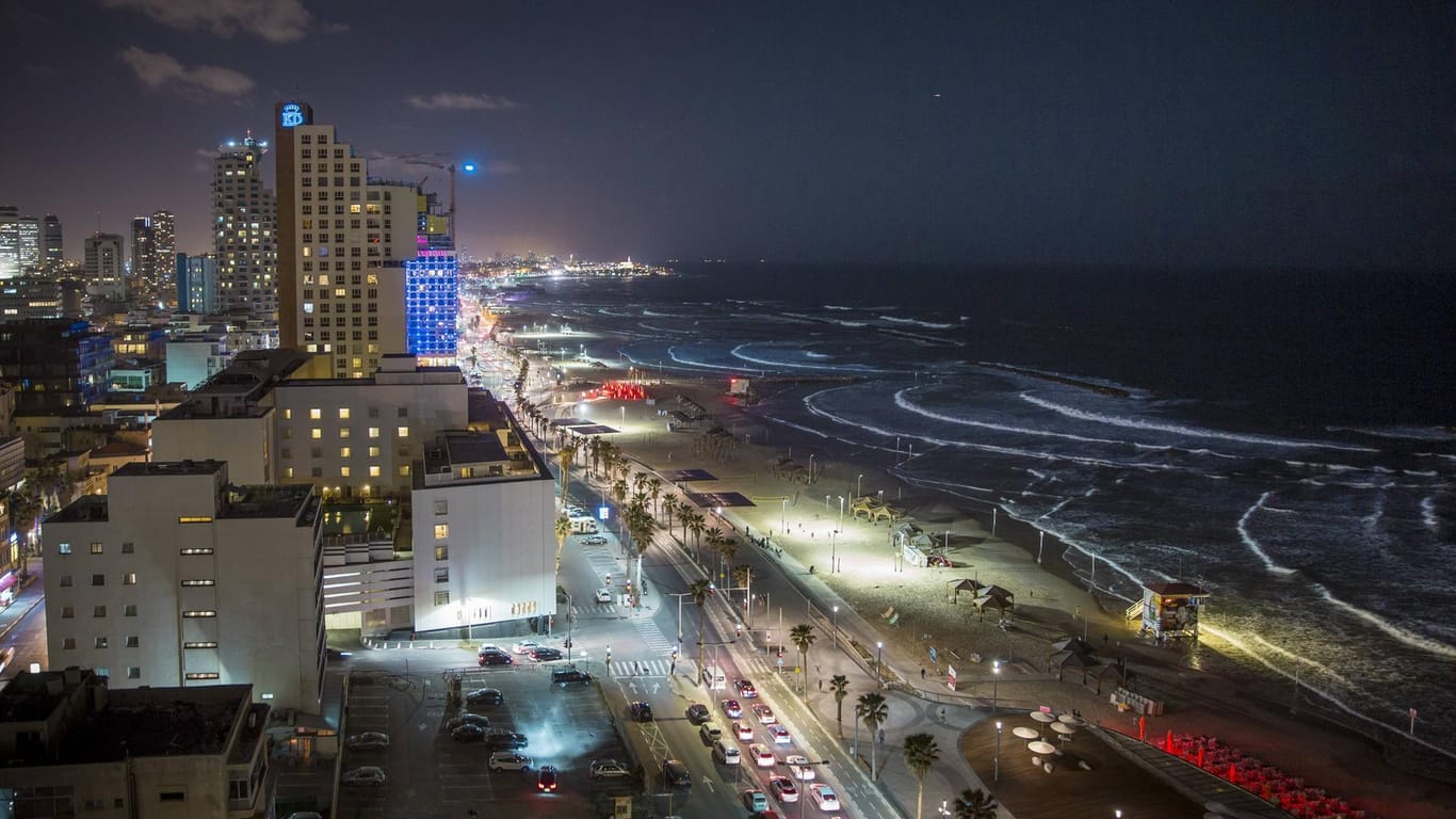 Dieser Ausblick lohnt sich: Stadt und Strand im nächtlichen Tel Aviv.