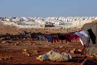 Blick über ein Flüchtlingslager in dem Gebiet um Idlib: Drei Millionen Menschen leben in der syrischen Region, die Hälfte von ihnen sind Flüchtlinge. (Archivbild)