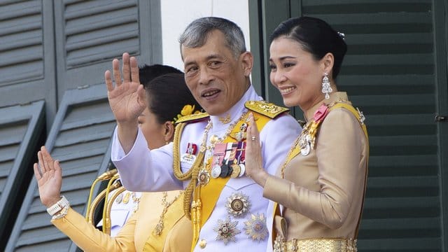 König Maha Vajiralongkorn, mit Beinamen Rama X, von Thailand neben seiner Frau, Königin Suthida, in Bangkok. König Maha Vajiralongkorn, mit Beinamen Rama X, von Thailand neben seiner Frau, Königin Suthida, in Bangkok.