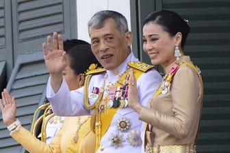 König Maha Vajiralongkorn, mit Beinamen Rama X, von Thailand neben seiner Frau, Königin Suthida, in Bangkok.