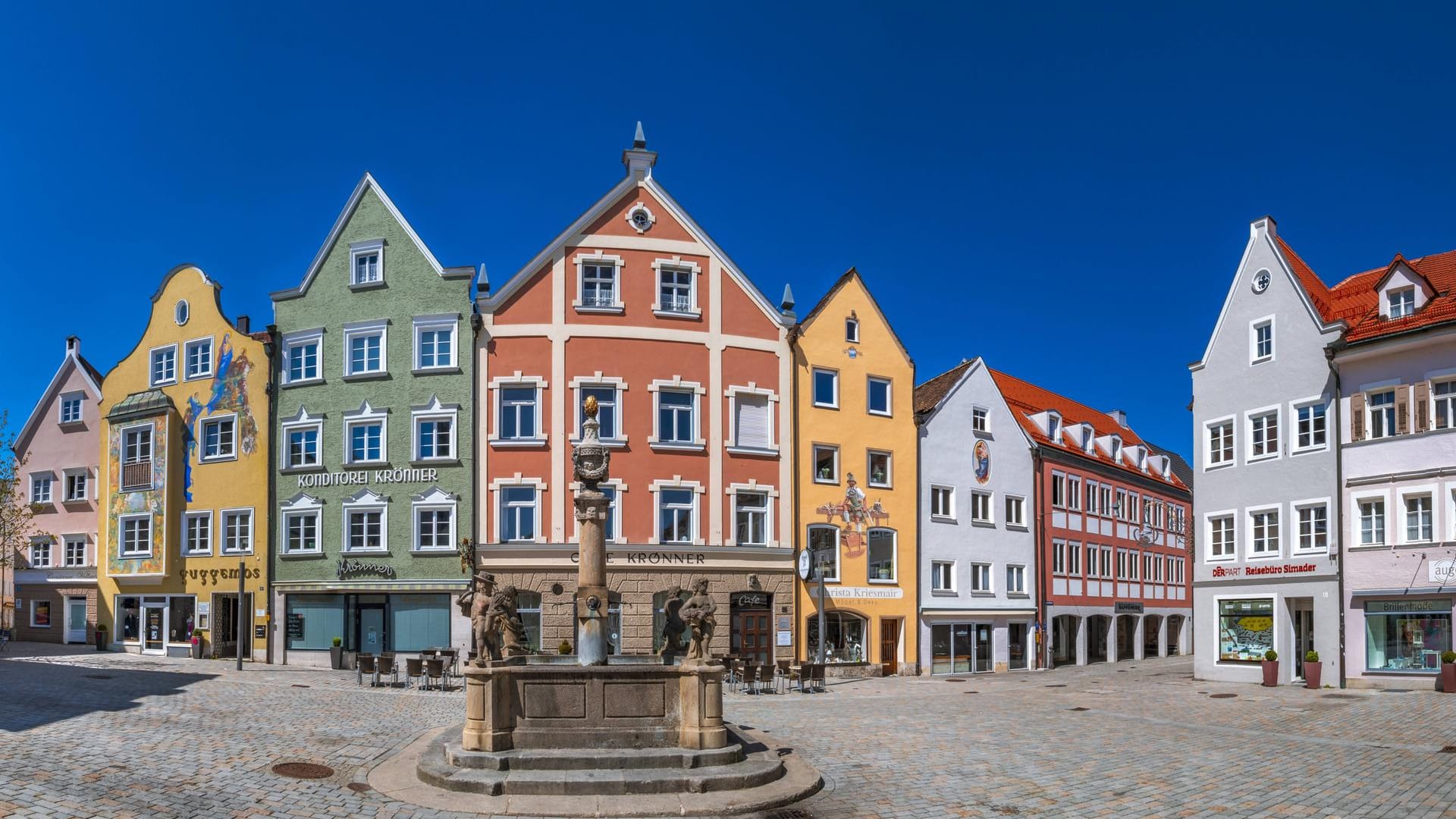 Seltener Anblick in Deutschland: Bunte Häuser am Marienplatz in der Altstadt von Weilheim Pfaffenwinkel in Bayern.