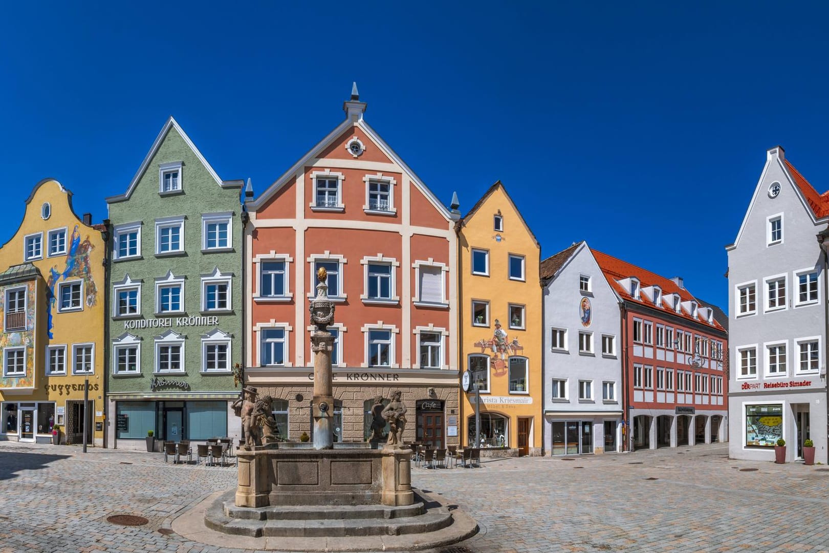 Seltener Anblick in Deutschland: Bunte Häuser am Marienplatz in der Altstadt von Weilheim Pfaffenwinkel in Bayern.