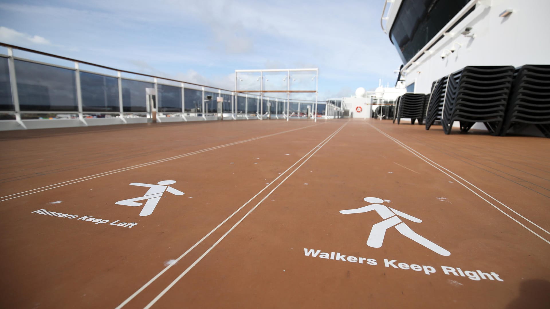 Speed Walking und Running Strecke an Bord eines MSC Kreuzfahrtschiffes: Ein Passagier ist auf einem Kreuzfahrtschiff gestürzt und hat sich verletzt.