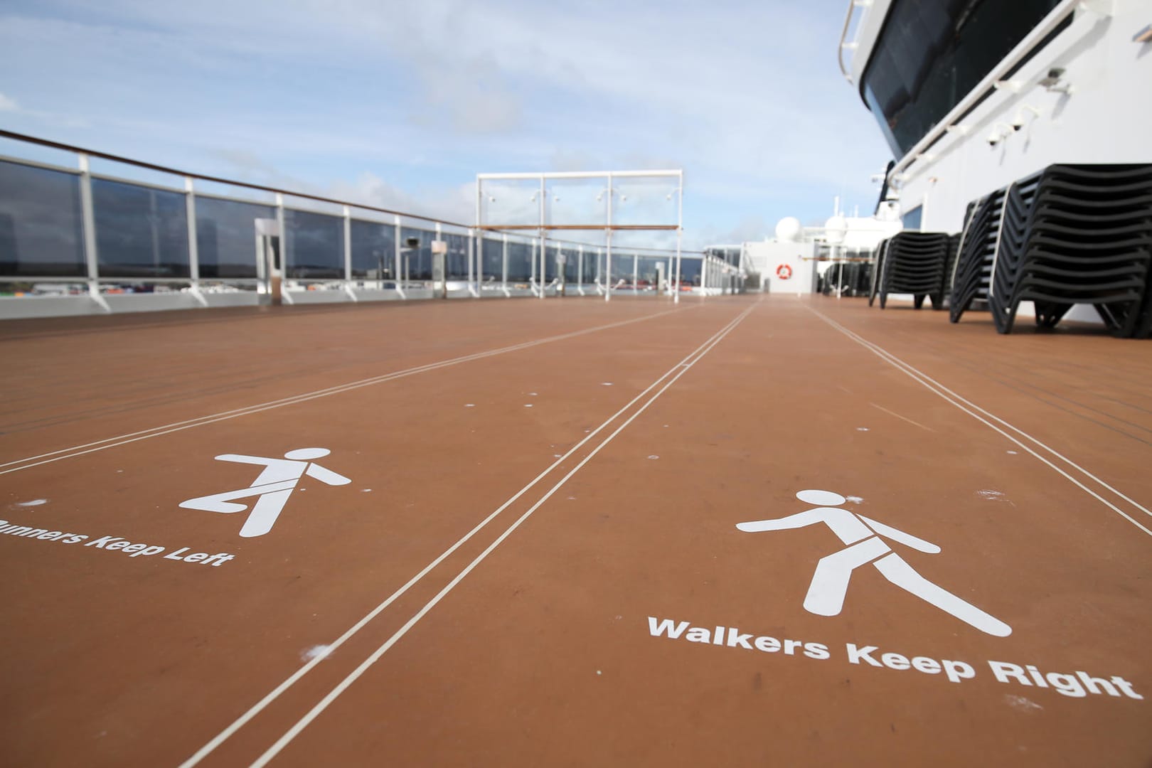 Speed Walking und Running Strecke an Bord eines MSC Kreuzfahrtschiffes: Ein Passagier ist auf einem Kreuzfahrtschiff gestürzt und hat sich verletzt.