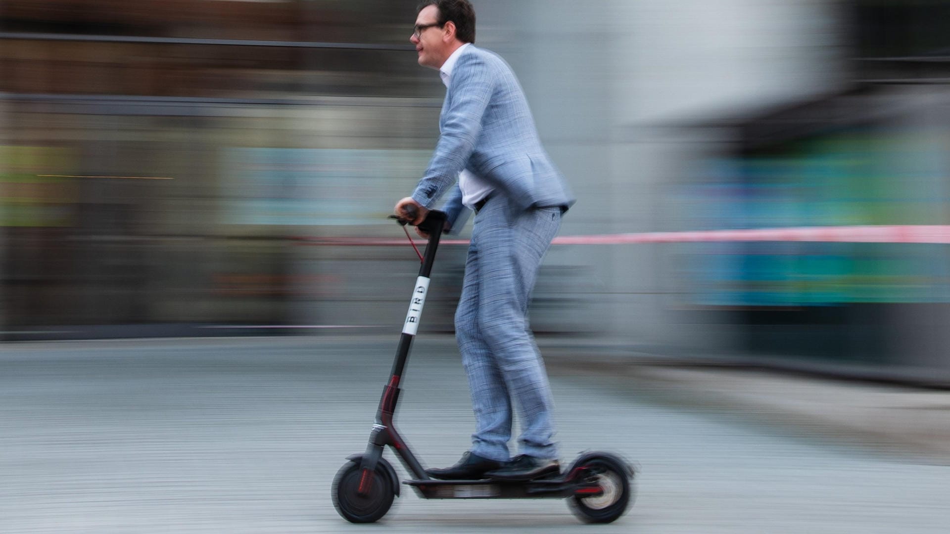 Per E-Roller durch die City: Verkehrsminister Scheuer will die Gehwege für die Scooter freigeben. Städte wie Paris und Madrid hingegen verschärfen bereits die Regeln.