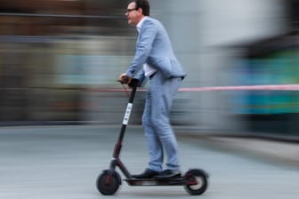 Per E-Roller durch die City: Verkehrsminister Scheuer will die Gehwege für die Scooter freigeben. Städte wie Paris und Madrid hingegen verschärfen bereits die Regeln.