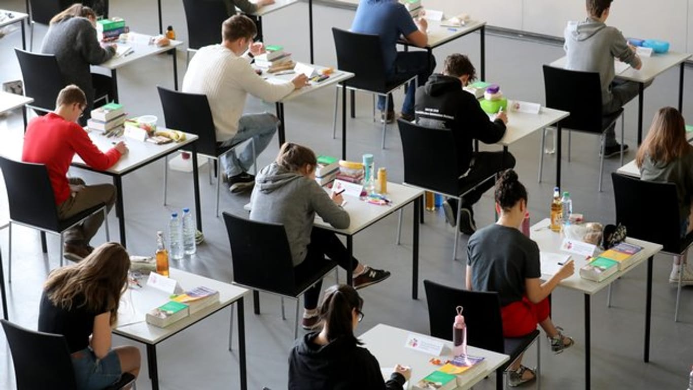 Abiturienten während einer Prüfung: Mehrere Fächer waren betroffen.