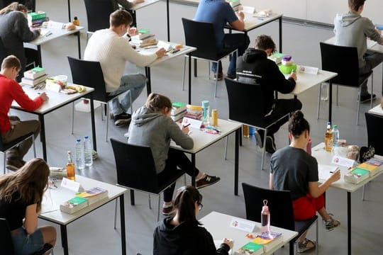 Abiturienten während einer Prüfung: Mehrere Fächer waren betroffen.