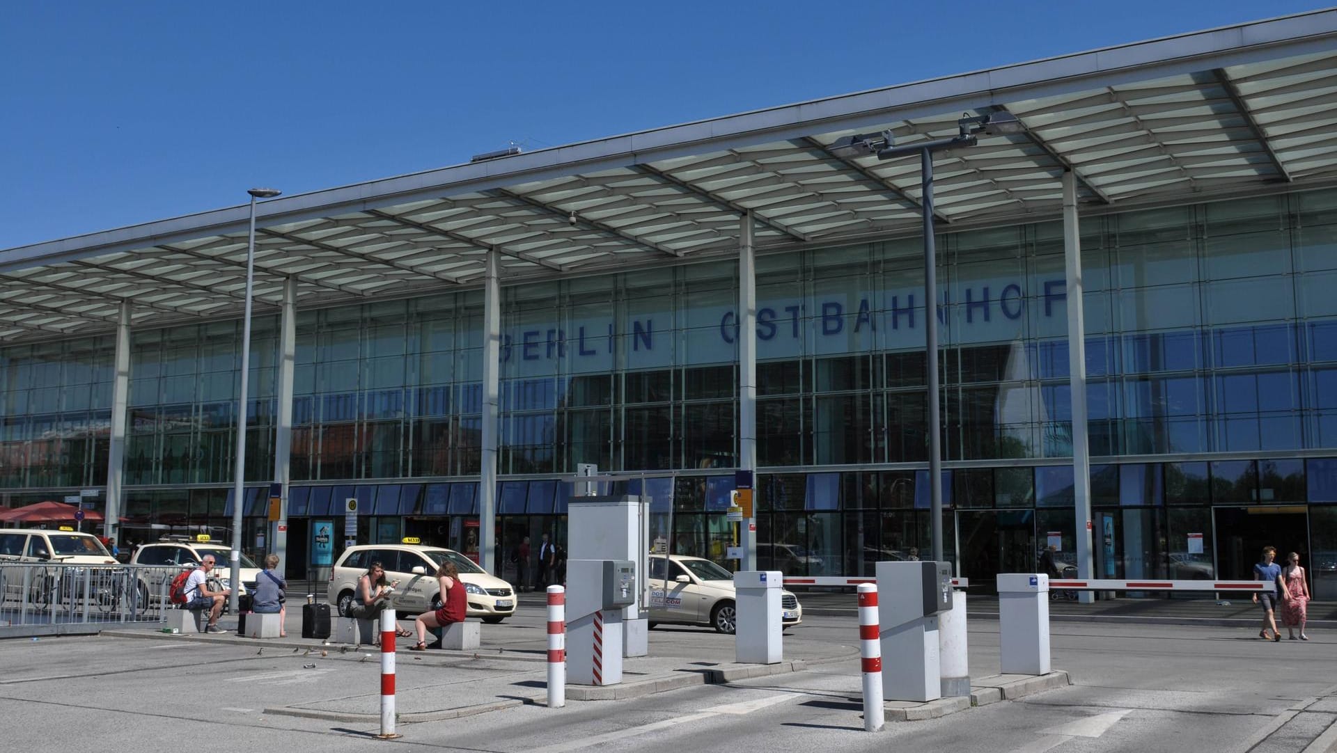 Der Ostbahnhof in Berlin: Der Vorfall ereignete sich auf dem Bahnhofsvorplatz, die verletzte Frau kam danach ins Krankenhaus. (Archivbild) Der Ostbahnhof in Berlin: Der Vorfall ereignete sich auf dem Bahnhofsvorplatz, die verletzte Frau kam danach ins Krankenhaus. (Archivbild)