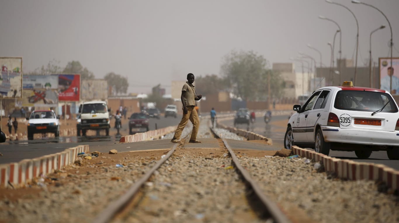 Eisenbahngleise an einer Straße in Niamey: bei der Explosion eines Tanklasters hat es Dutzende Tote gegeben.