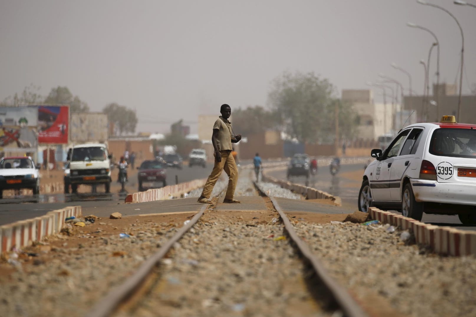 Eisenbahngleise an einer Straße in Niamey: bei der Explosion eines Tanklasters hat es Dutzende Tote gegeben.