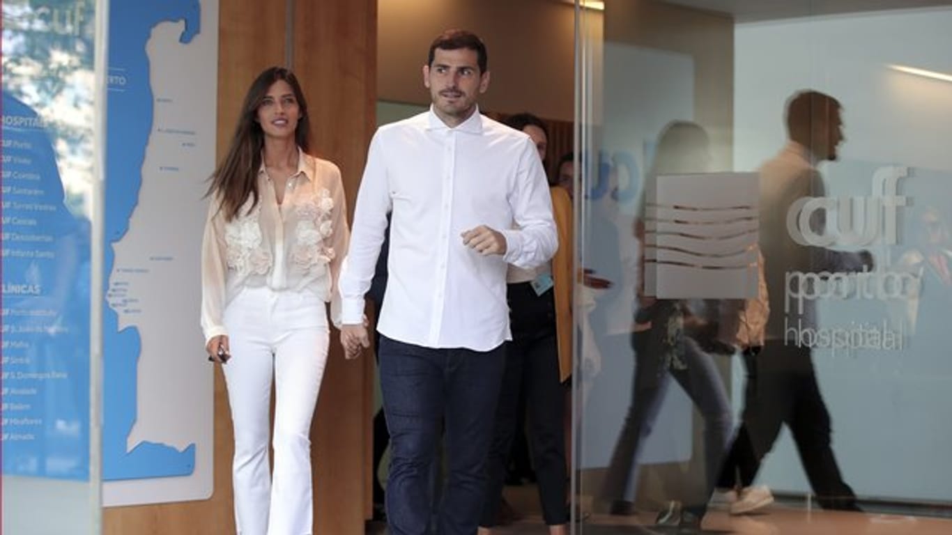Iker Casillas verlässt mit seiner Frau Sara Carbonero das Krankenhaus in Porto.