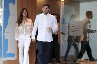 Iker Casillas verlässt mit seiner Frau Sara Carbonero das Krankenhaus in Porto.