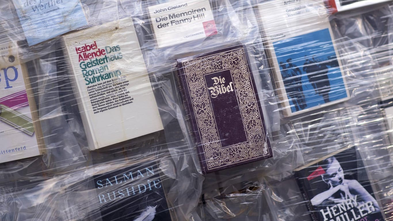 Die verbotenen Büchern in dem Kunstwerk "Das Parthenon der Bücher": Das Kunstwerk war vor zwei Jahren auf der Kunstmesse documenta zu sehen. (Archivbild)