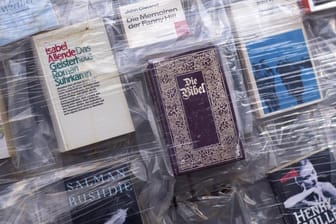 Die verbotenen Büchern in dem Kunstwerk "Das Parthenon der Bücher": Das Kunstwerk war vor zwei Jahren auf der Kunstmesse documenta zu sehen. (Archivbild)