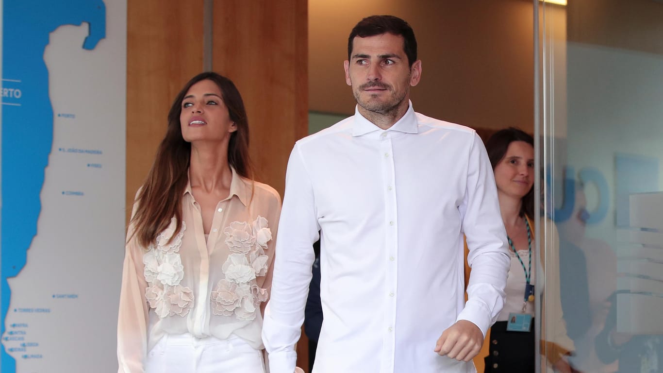 Iker Casillas (r.) verlässt das Krankenhaus: Seine Frau Sara Carbonero ist an seiner Seite.