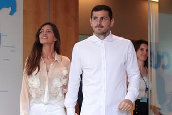 Iker Casillas (r.) verlässt das Krankenhaus: Seine Frau Sara Carbonero ist an seiner Seite.