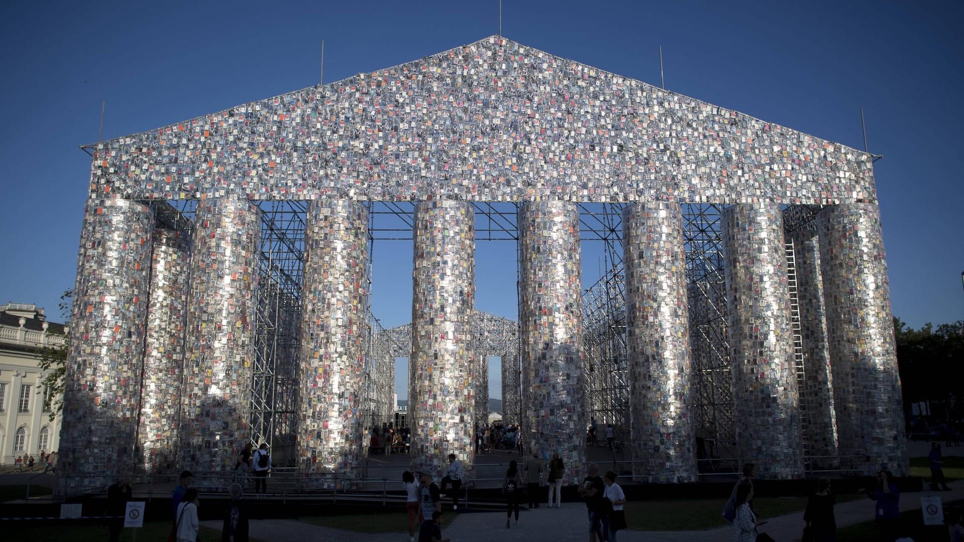 Das "Parthenon der Bücher": Die Künstlerin Marta Minujín zeigte ihr Kunstwerk vor zwei Jahren in Kassel. (Archivbild)