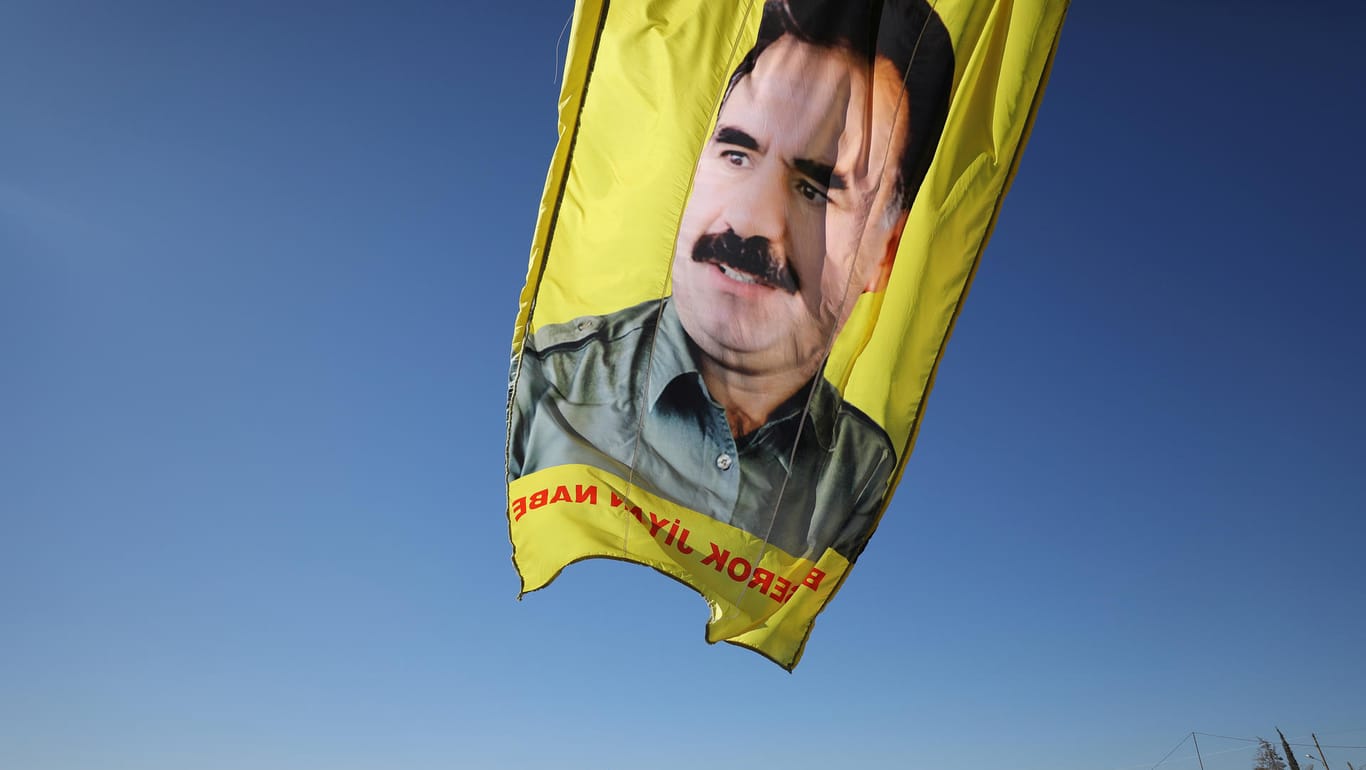 Ein Banner mit dem inhaftierten kurdischen PKK-Chef Abdullah Öcalan: Derzeit läuft ein Hungerstreik, um den Politiker zu unterstützen. (Archivbild)