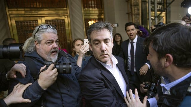 Michael Cohen (M) auf dem Weg zum Antritt seiner Haftstrafe.