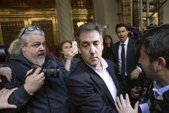 Michael Cohen (M) auf dem Weg zum Antritt seiner Haftstrafe.